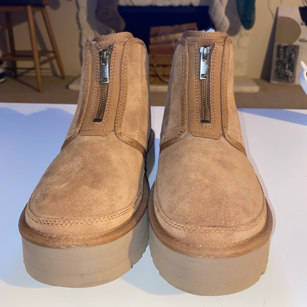 *NEW WITH BOX AND PACKAGING!* size 8 Neumel Platform zip boots in color chestnut